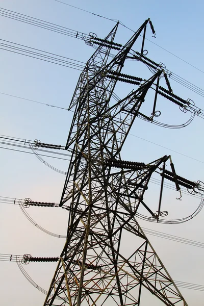 Kraftöverföringstorn med kablar — Stockfoto