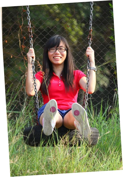 Aziatische vrouw spelen schommel met blij gezicht — Stockfoto