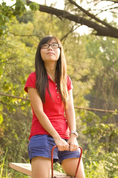 Азиатская девушка с беззаботной концепцией — стоковое фото