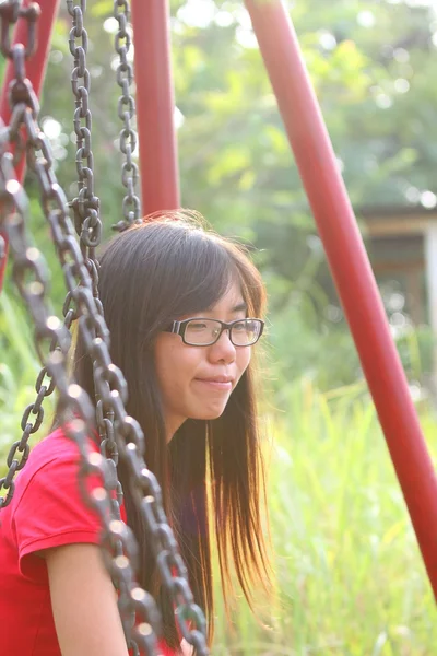 Азиатская девушка улыбается в парке — стоковое фото