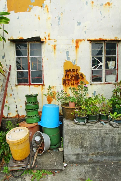 Casa cinese con muro, finestra e giardino vintage — Foto Stock
