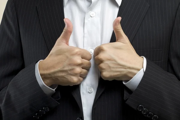 商务男人与竖起大拇指，意味着成功交易. — 图库照片