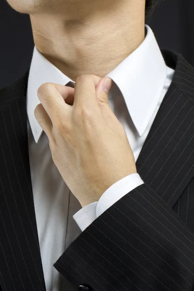 Geschäftsmann justiert seinen Anzug — Stockfoto