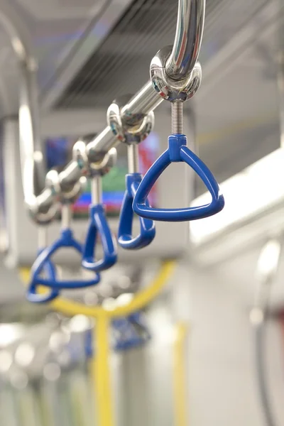 Ручки для стоящего пассажира внутри поезда — стоковое фото