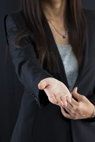 Femme d'affaires donne une poignée de main Images De Stock Libres De Droits