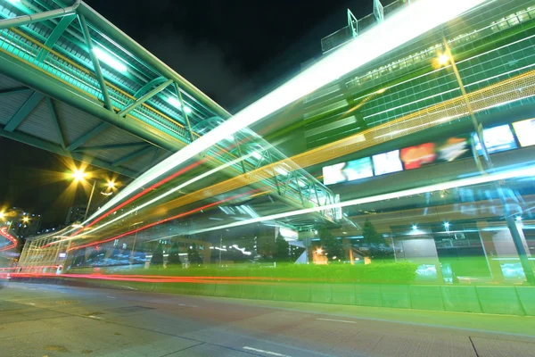 夜に香港のダウンタウンを交通します。 — ストック写真