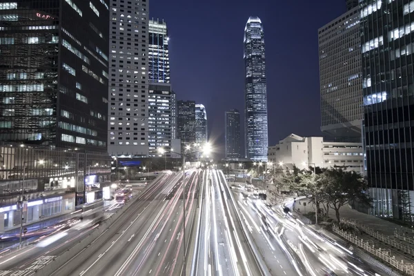 Verkehr in der Innenstadt von Hongkong in der Nacht — Stockfoto