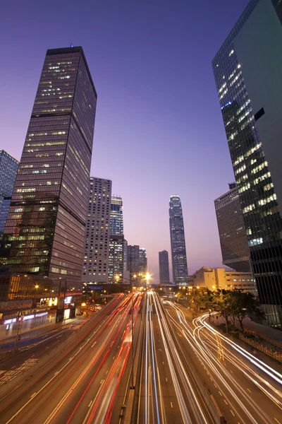 Κυκλοφορίας στο Χονγκ Κονγκ, στο κέντρο της πόλης, ηλιοβασίλεμα στιγμή — Φωτογραφία Αρχείου