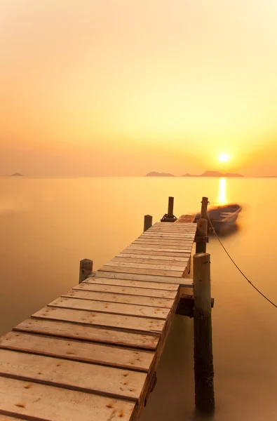 突堤、海に沈む夕日 ストック画像