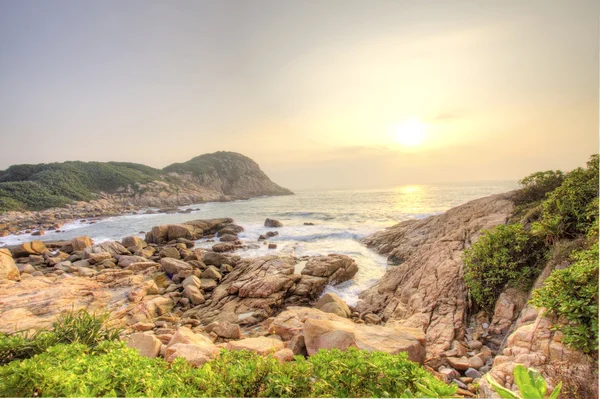 Pedras marinhas ao longo da costa ao nascer do sol — Fotografia de Stock