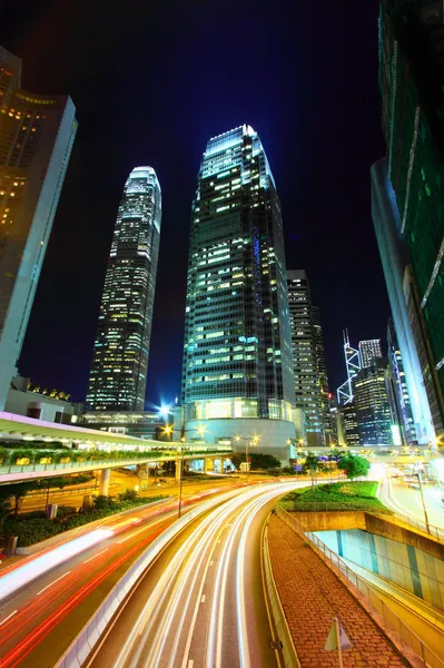 交通在晚上的城市，它显示了繁忙的商业环境 — 图库照片