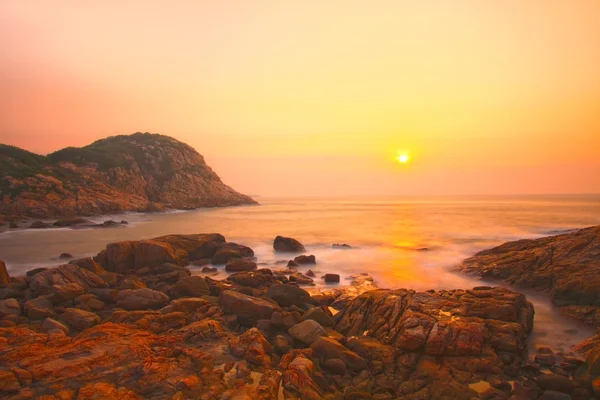 Rochas do mar sob o nascer do sol em Hong Kong — Fotografia de Stock