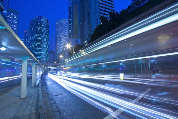 Tráfico en la ciudad por la noche — Foto de Stock