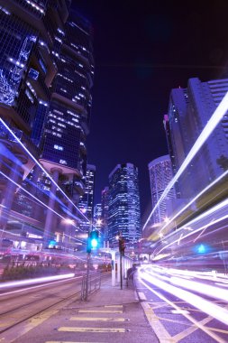Modern şehir gece trafik (Hong Kong geceleri)