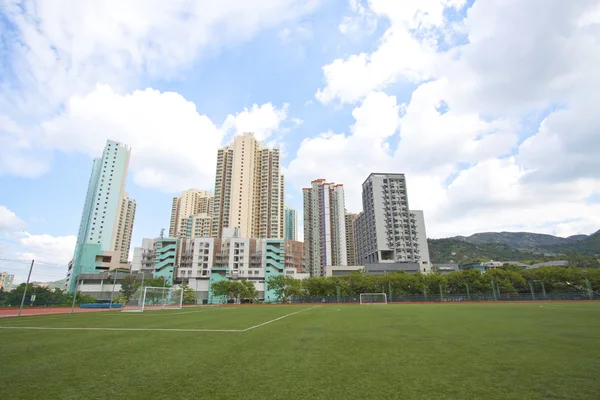 Hong Kong downtown with residential buildings and sports court — Stock Photo, Image