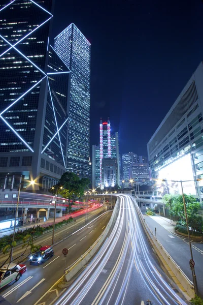 城市夜交通与光径 — 图库照片