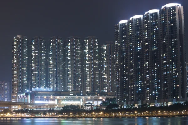 Χονγκ Κονγκ πολυκατοικίες τη νύχτα, δείχνει το συσκευασμένο conditio — Φωτογραφία Αρχείου