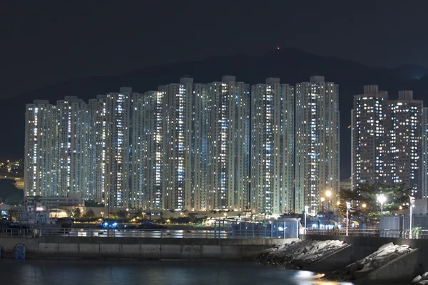 Hong kong flerbostadshus på natten, visar den packade conditio — Stockfoto