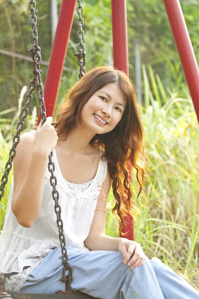 Mutlu ve güzel Asyalı bir kadın portresi — Stok fotoğraf