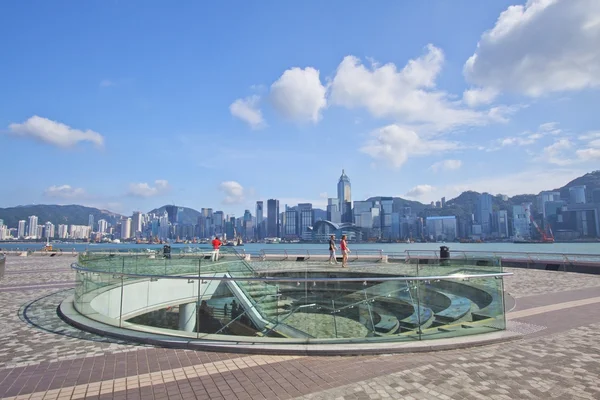 Χονγκ Κονγκ στον ορίζοντα στο χρόνο ημέρας κατά μήκος της προκυμαίας — Φωτογραφία Αρχείου