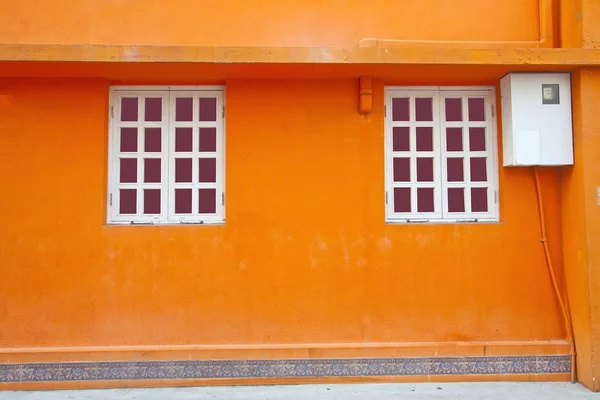 Parede vintage e janelas em fundo laranja — Fotografia de Stock
