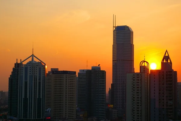 Shanghai solnedgång med skyskrapor bakgrund — Stockfoto