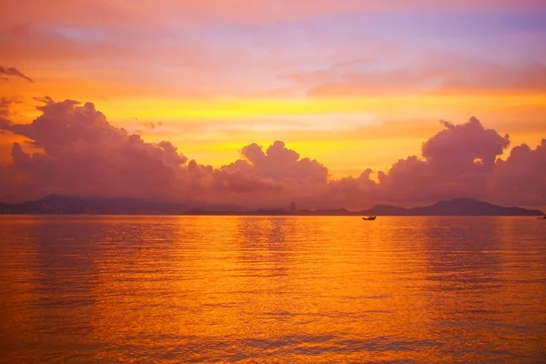 Východ slunce nad oceánem v hong Kongu — Stock fotografie