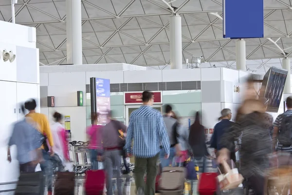 Rychle pohybující cestujících na letiště moderní budova — Stock fotografie