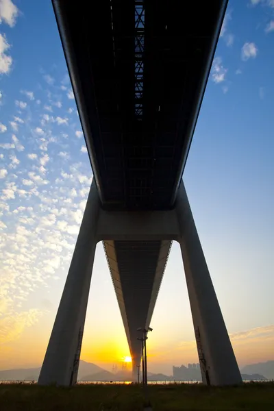 Tsing ma bridge gród w Hongkongu pod zachód słońca — Zdjęcie stockowe