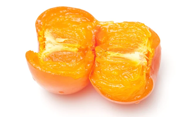 Um cáqui laranja aberto isolado no fundo branco — Fotografia de Stock