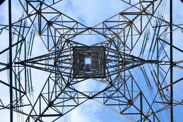 Ηλεκτρικές πύργο πάνω σε φόντο γαλάζιο του ουρανού — Φωτογραφία Αρχείου