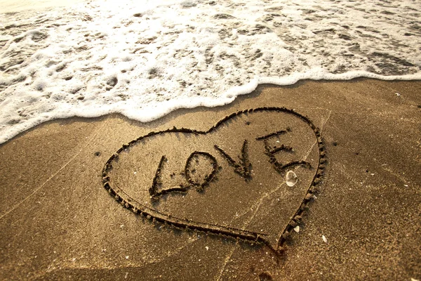 Концепция любви, написанная от руки на песке — стоковое фото