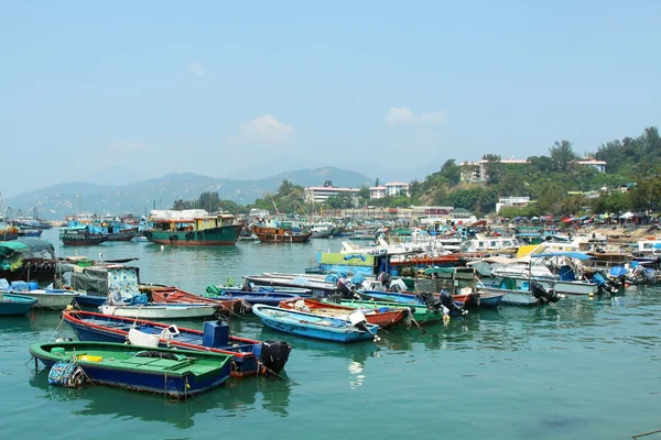 Vissersboten langs de kust in cheung chau, hong kong. — Stockfoto