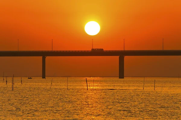 Zonsondergang over een brug in hong kong — Stockfoto