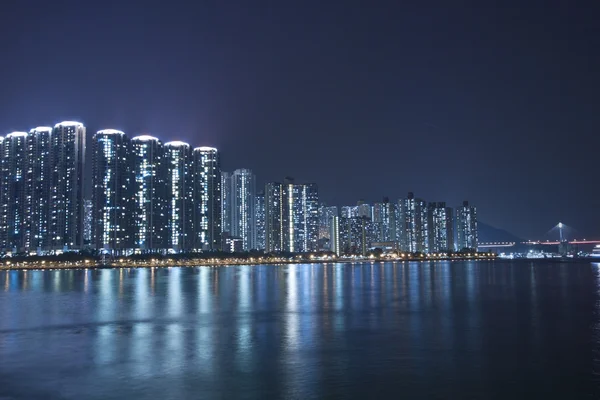 Многоэтажки Гонконга по ночам — стоковое фото