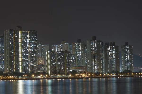 Hong Kong bloques de apartamentos por la noche —  Fotos de Stock