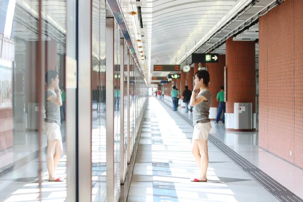 Menina asiática esperando na estação de trem — Fotografia de Stock