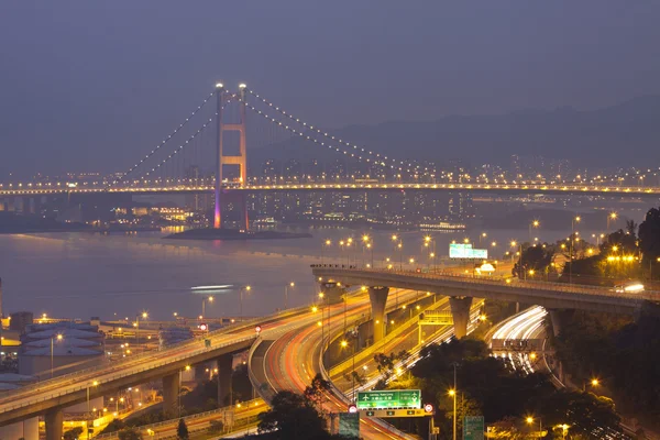 Tsing ma-bron och highway vid solnedgången, visar det moderna landskapet — Stockfoto