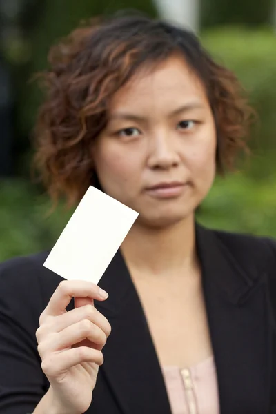 Obchodní žena držící název karty — Stock fotografie