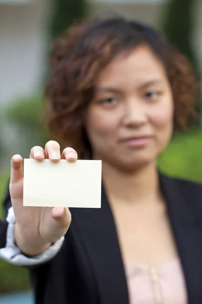 Γυναίκα των επιχειρήσεων κατέχει μια κάρτα ονόματος — Φωτογραφία Αρχείου