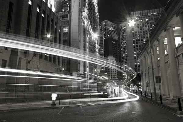 Traffico in città di notte in bianco e nero tonica Foto Stock Royalty Free