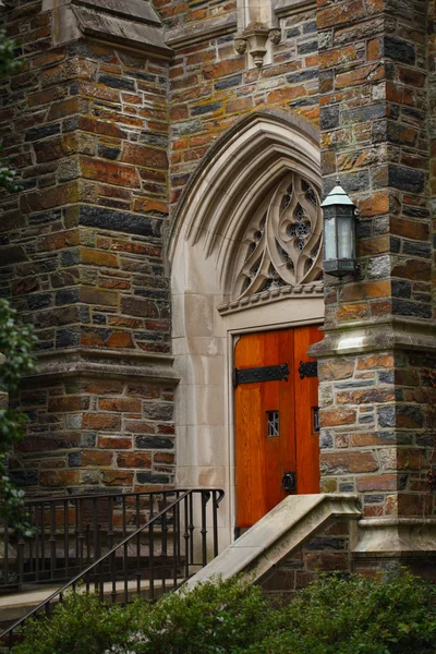 Porte latérale de la chapelle Duke University — Photo