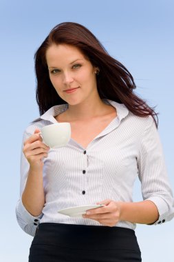 iş kadını mavi gökyüzü çekici fincan kahve