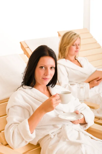 Beauty spa relax two women on sun-beds — Stock Photo, Image