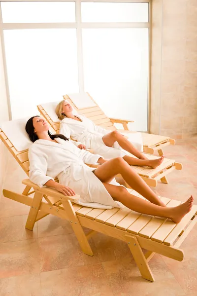 Salle de spa beauté deux femmes se relaxent chaises longues — Photo