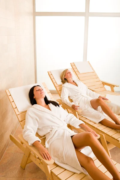 Salle de spa beauté deux femmes se relaxent chaises longues — Photo