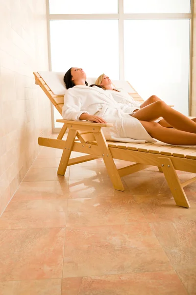 Krása spa místnosti dvě ženy relax lehátka — Stock fotografie