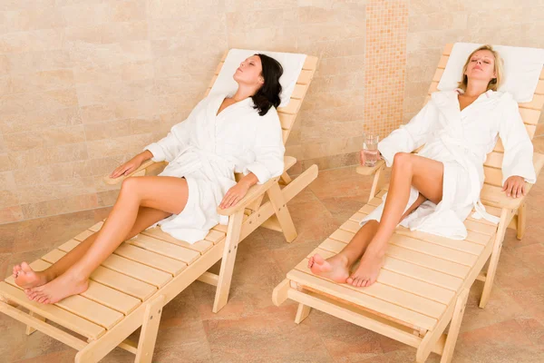 美容水疗室两个妇女放松太阳床 — 图库照片