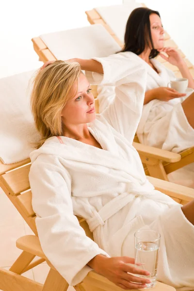 Entspannen Luxus-Wellness Schönheit Frauen genießen Erfrischungen — Stockfoto