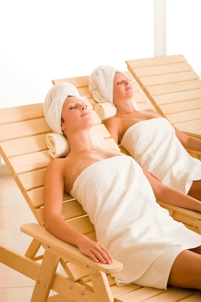 Beleza sala de spa duas mulheres relaxar espreguiçadeiras — Fotografia de Stock